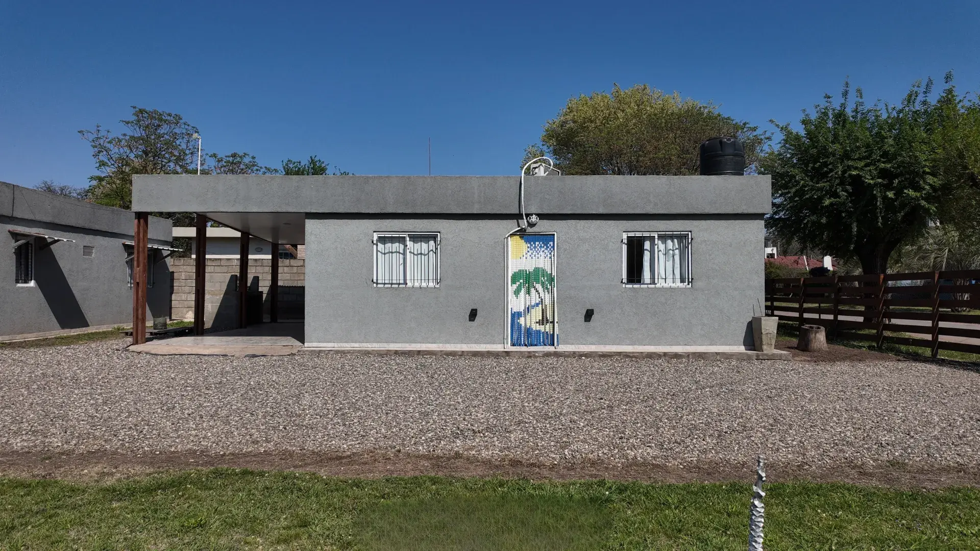 Frente de departamento en alquiler permanente en Villa del Dique con cochera semicubierta y cortina de ingreso