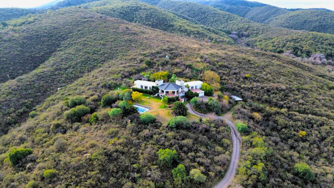 Residencia premium en lo alto de Villa Rumipal, con vistas panorámicas al lago y las sierras – foto 1