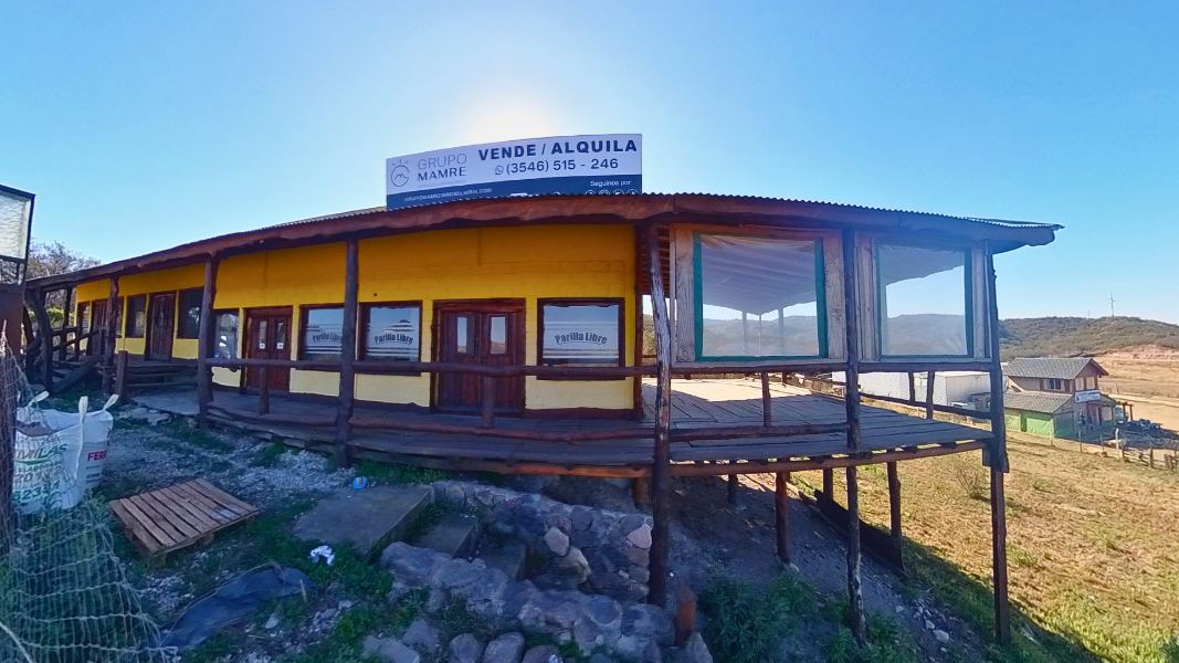 Local gastronómico con deck y vistas al lago sobre Ruta 5
