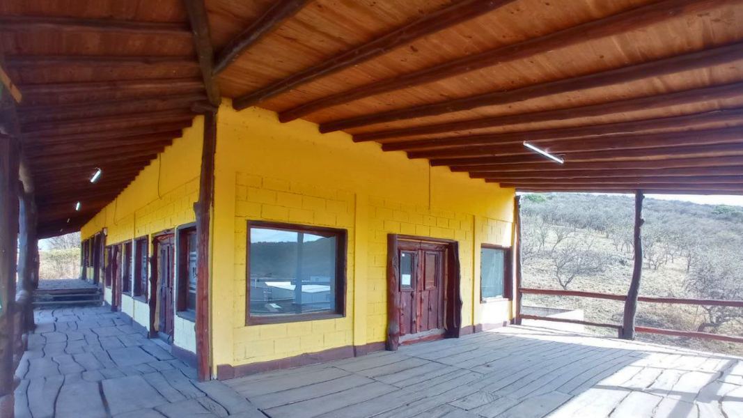 Local gastronómico con deck y vistas al lago sobre Ruta 5 – foto 4