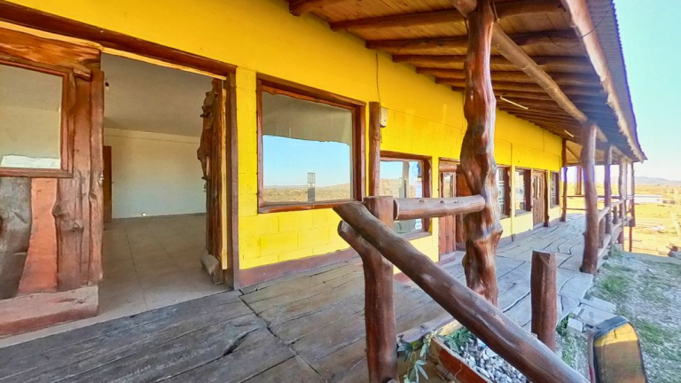 Locales comerciales sobre Ruta 5, en el acceso a Villa Rumipal