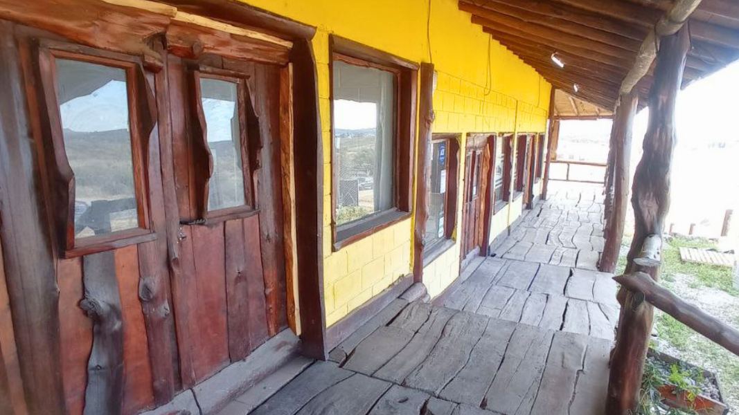 Locales comerciales sobre Ruta 5, en el acceso a Villa Rumipal – foto 3
