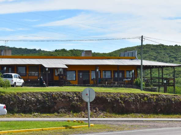 Complejo comercial sobre Ruta 5, con vistas al lago y ubicación estratégica en Villa Rumipal – foto 5