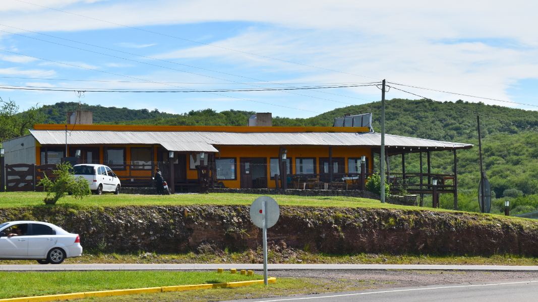 Complejo comercial sobre Ruta 5, con vistas al lago y ubicación estratégica en Villa Rumipal