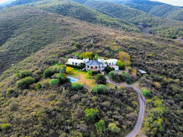 Residencia premium en lo alto de Villa Rumipal, con vistas panorámicas al lago y las sierras